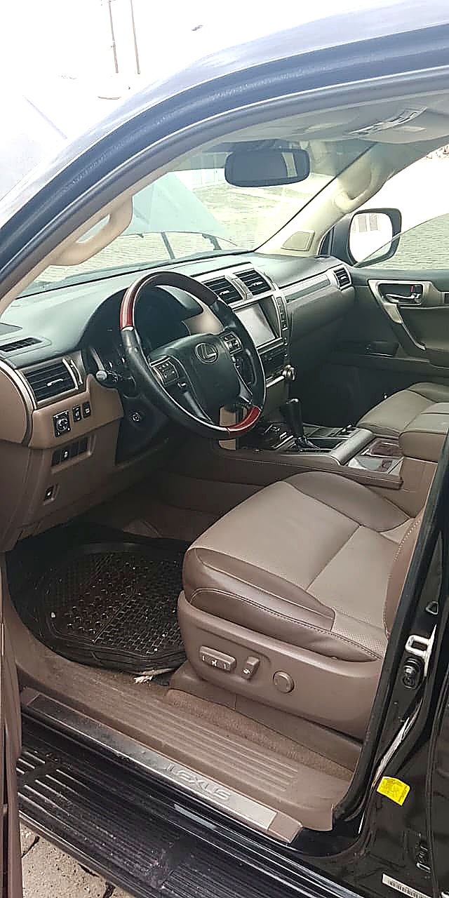 Lexus GX 460 driver cabin